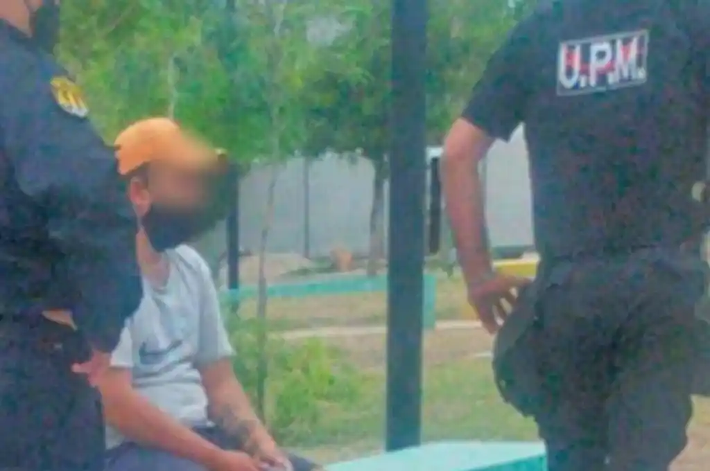 Detuvieron a un exhibicionista que mostró sus partes íntimas en una plaza llena de niños