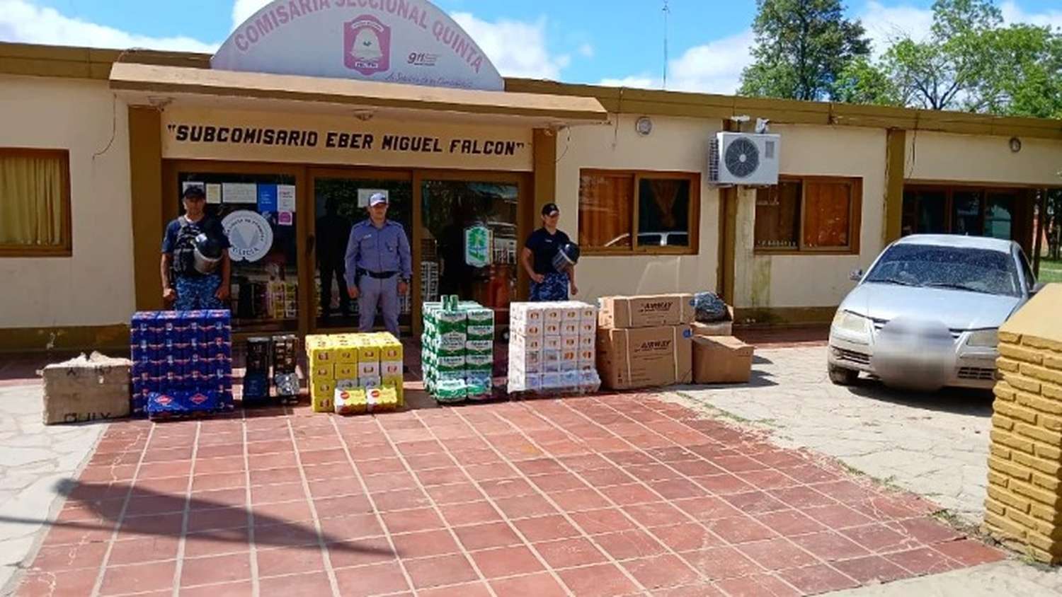 La Policía secuestró mercaderías sin aval aduanero que era transportada en un automóvil