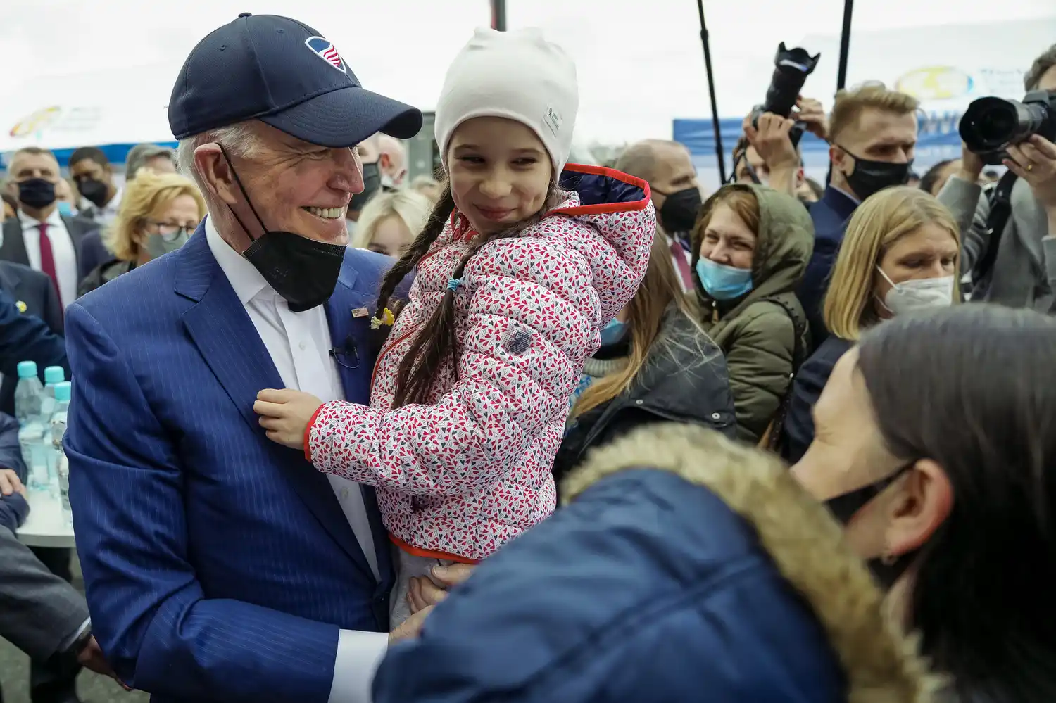 Joe Biden visitó en Varsovia a refugiados de Ucrania.