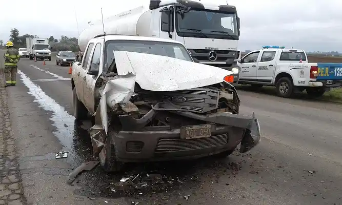 Choque involucró a dos camionetas y un camión en la Ruta 20