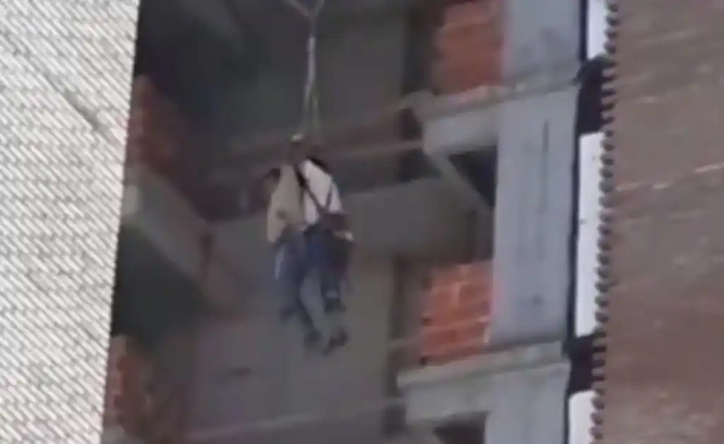 Impactante: dos obreros rosarinos quedaron colgados tras caer al vacío