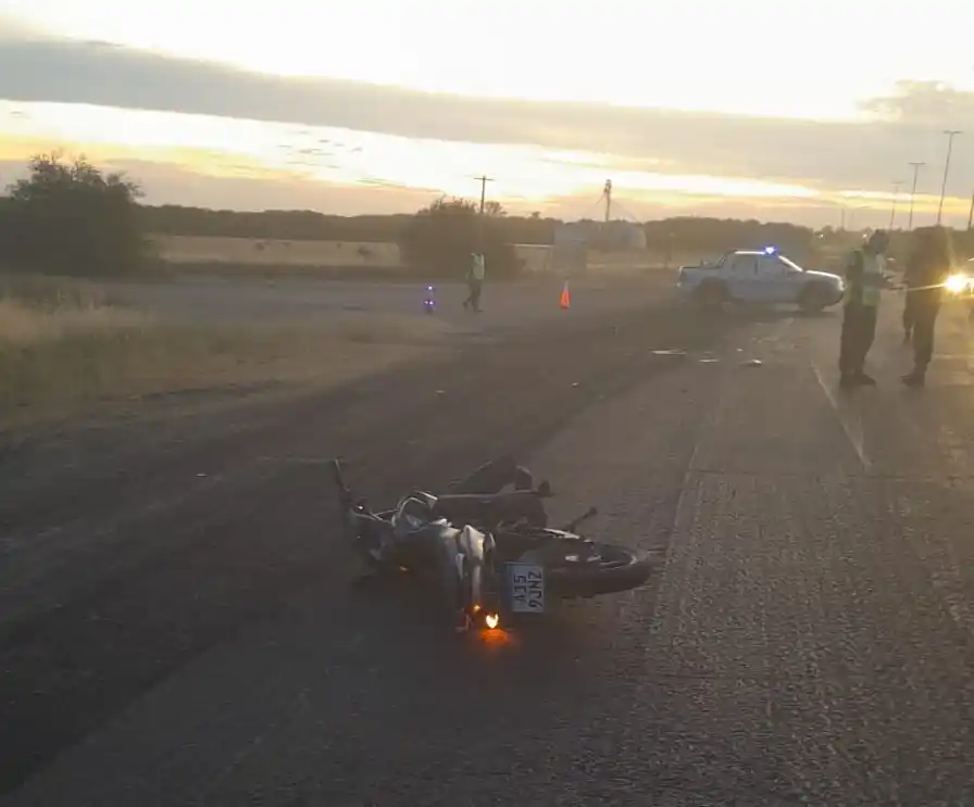 En el ingreso a Viale un automóvil chocó de frente con una moto