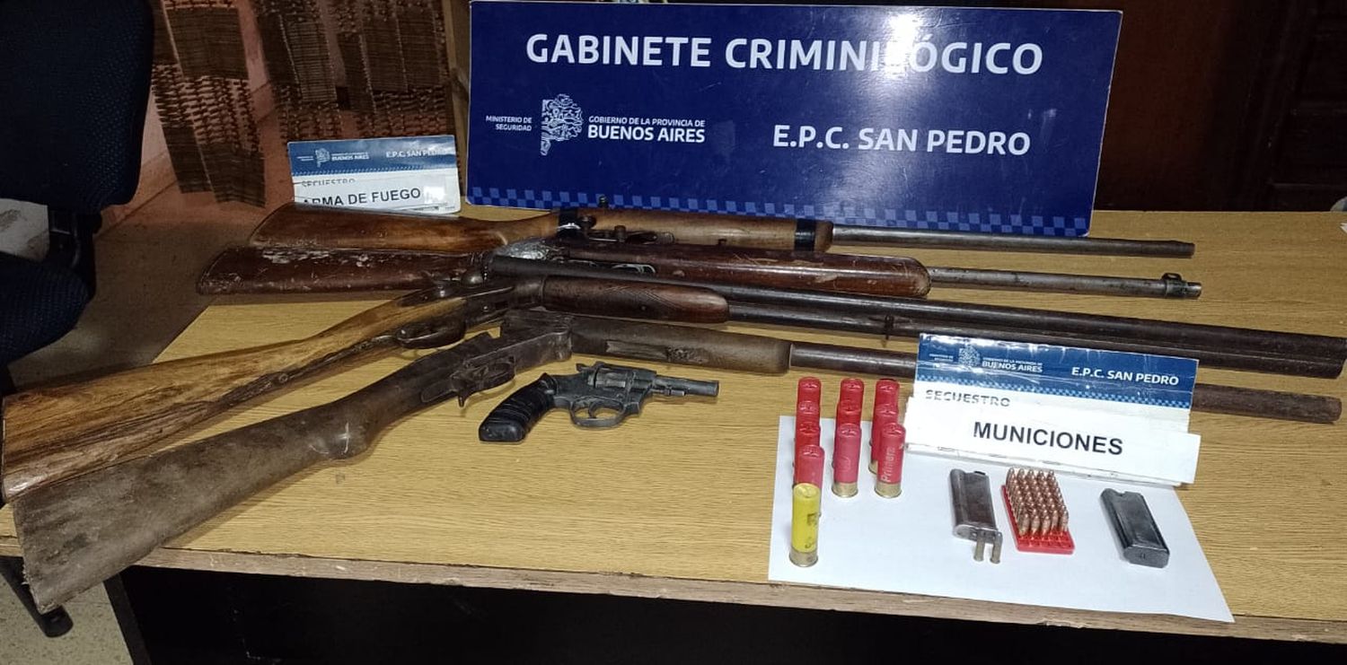 Vuelta de Obligado: allanaron dos domicilios por el robo en una quinta y secuestraron un arsenal de armas