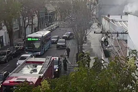 Un incendio en una casa de Pichincha terminó con una jubilada afectada por un principio de asfixia