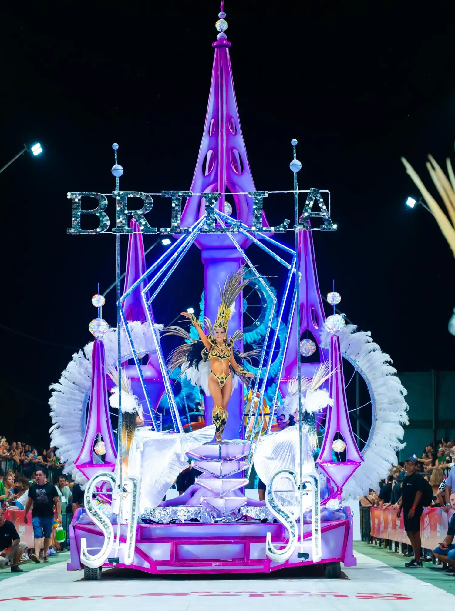 Primer carroza en que va la reina.-