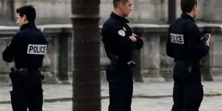 Decapitan a un hombre por mostrar caricaturas de Mahoma al norte de París