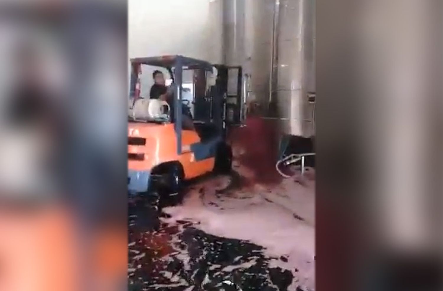 Un empleado rompió una válvula y se derramaron miles de litros del vino más caro