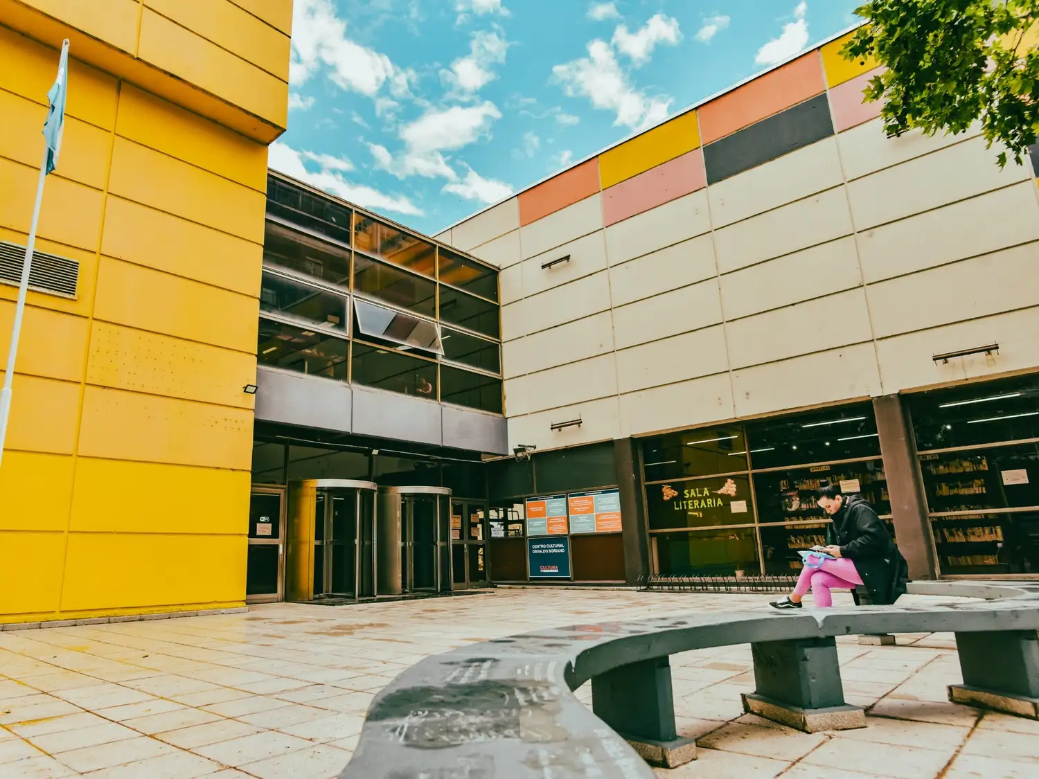 Estos espacios ofrecen talleres, cursos y encuentros abiertos a toda la comunidad.