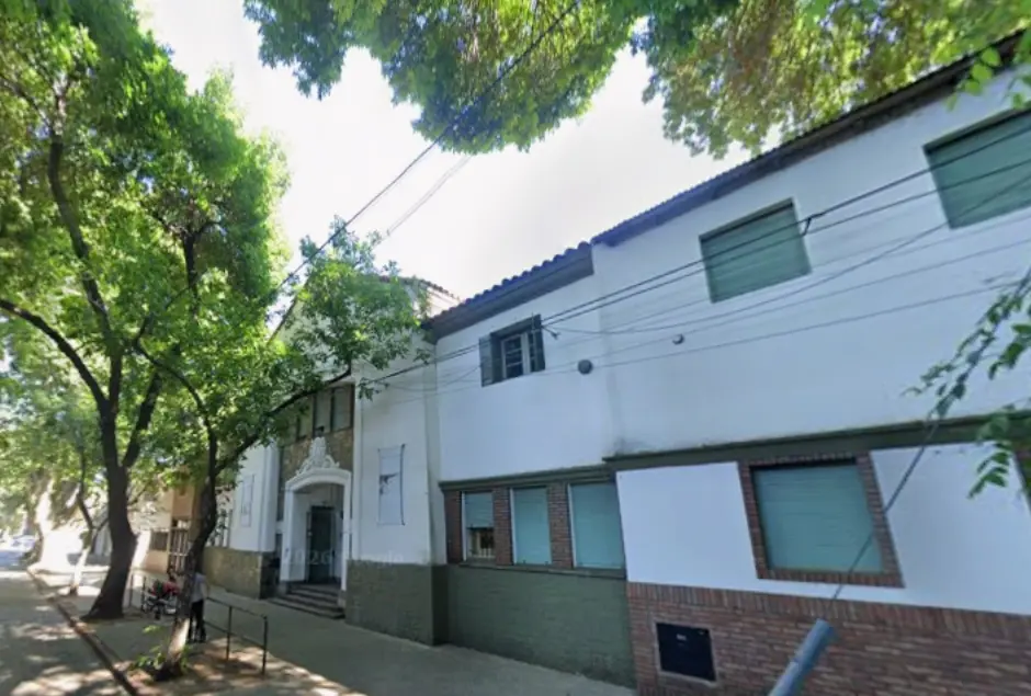 Operativo policial en una escuela de barrio Parque por una nueva pintada amenazante