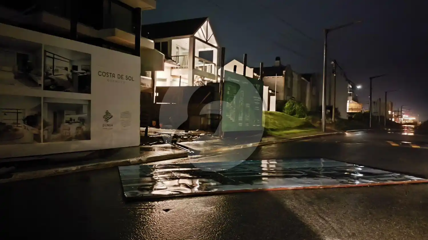 Fuertes vientos causaron caídas de postes, árboles, carteles y cortes de energía