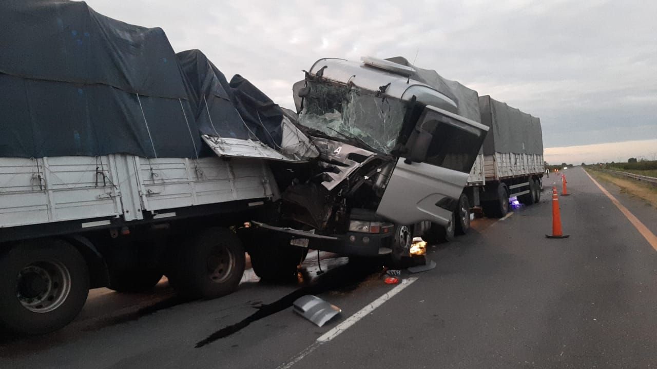 Choque de dos camiones en la Ruta 14