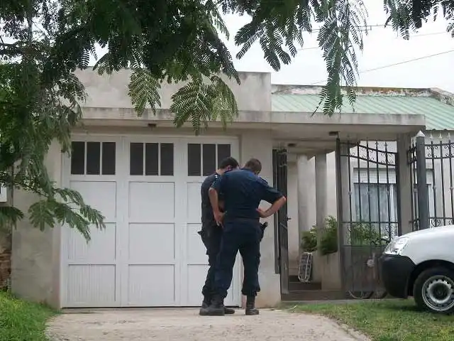 Para robar, maniataron a un chico que estaba solo en la casa 