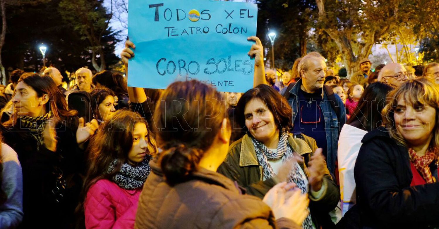 Marplatenses reclamaron por la conservación del Teatro Colón