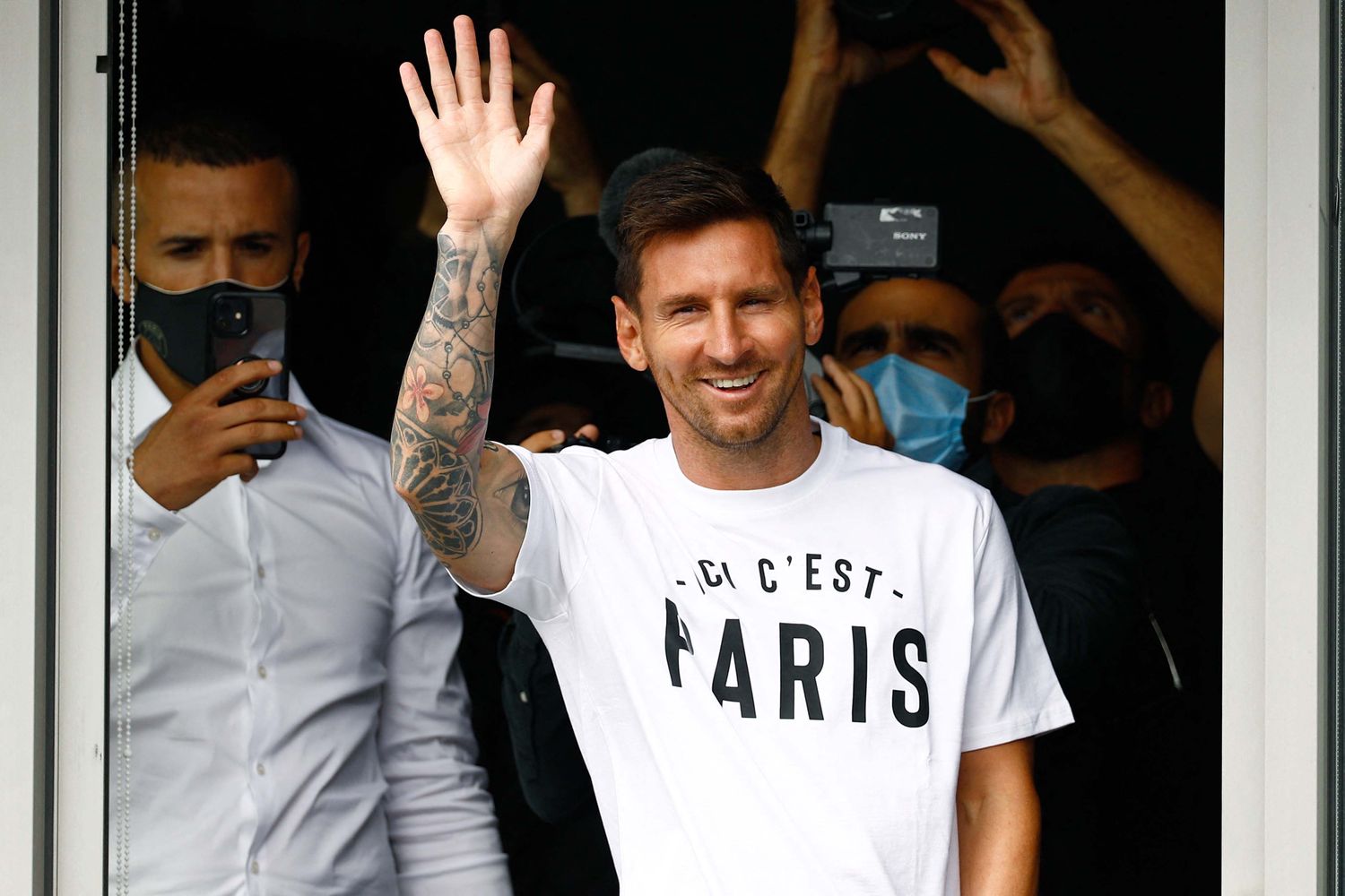 Messi pasó la revisión médica y firmó hasta 2023 con PSG