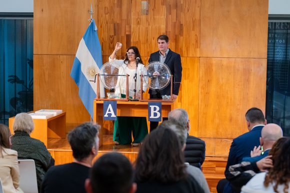 Elecciones 2025: sortearon los espacios publicitarios en radio y TV para los frentes y partidos políticos