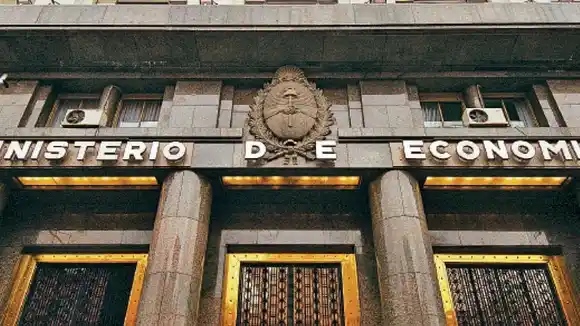 El Gobierno liquidó casi la mitad de las divisas que acumuló por la quita de retenciones