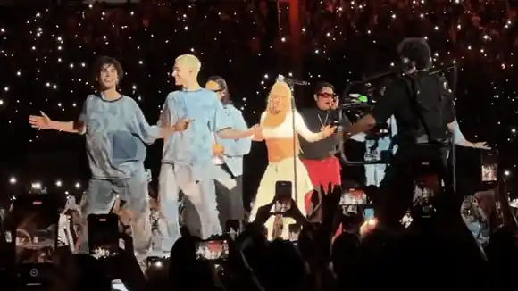 Karol G cantó y hasta bailó «De sol a sol» junto Servando y Florentino en su segundo concierto en Caracas (VIDEOS)