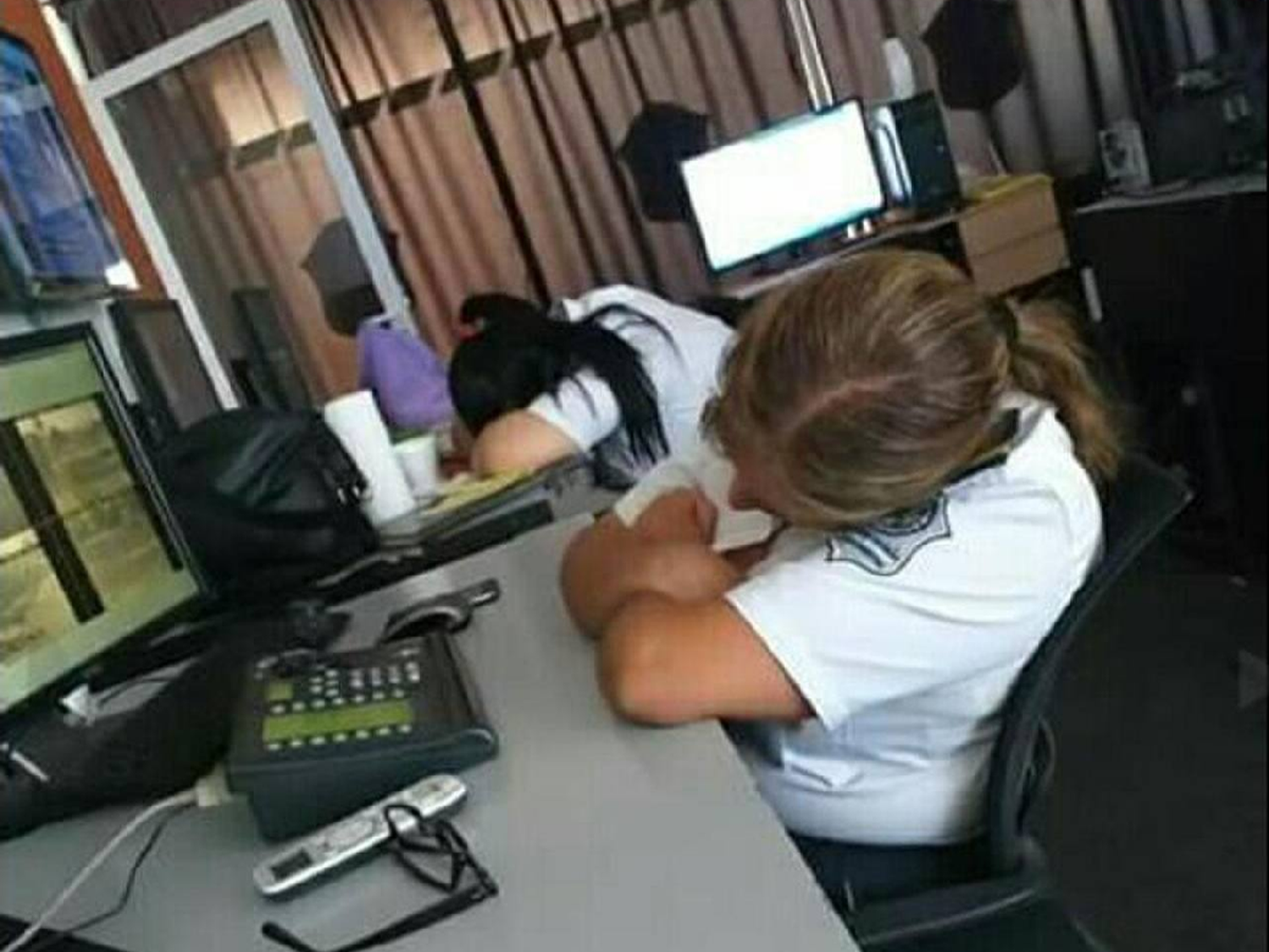 Escracharon a policías que dormían en un centro de monitoreo