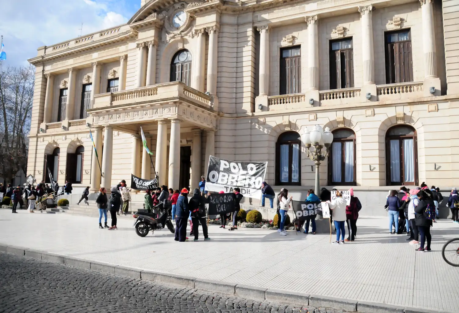 El Polo Obrero se movilizó al Municipio en reclamo por un bono de veinte mil pesos