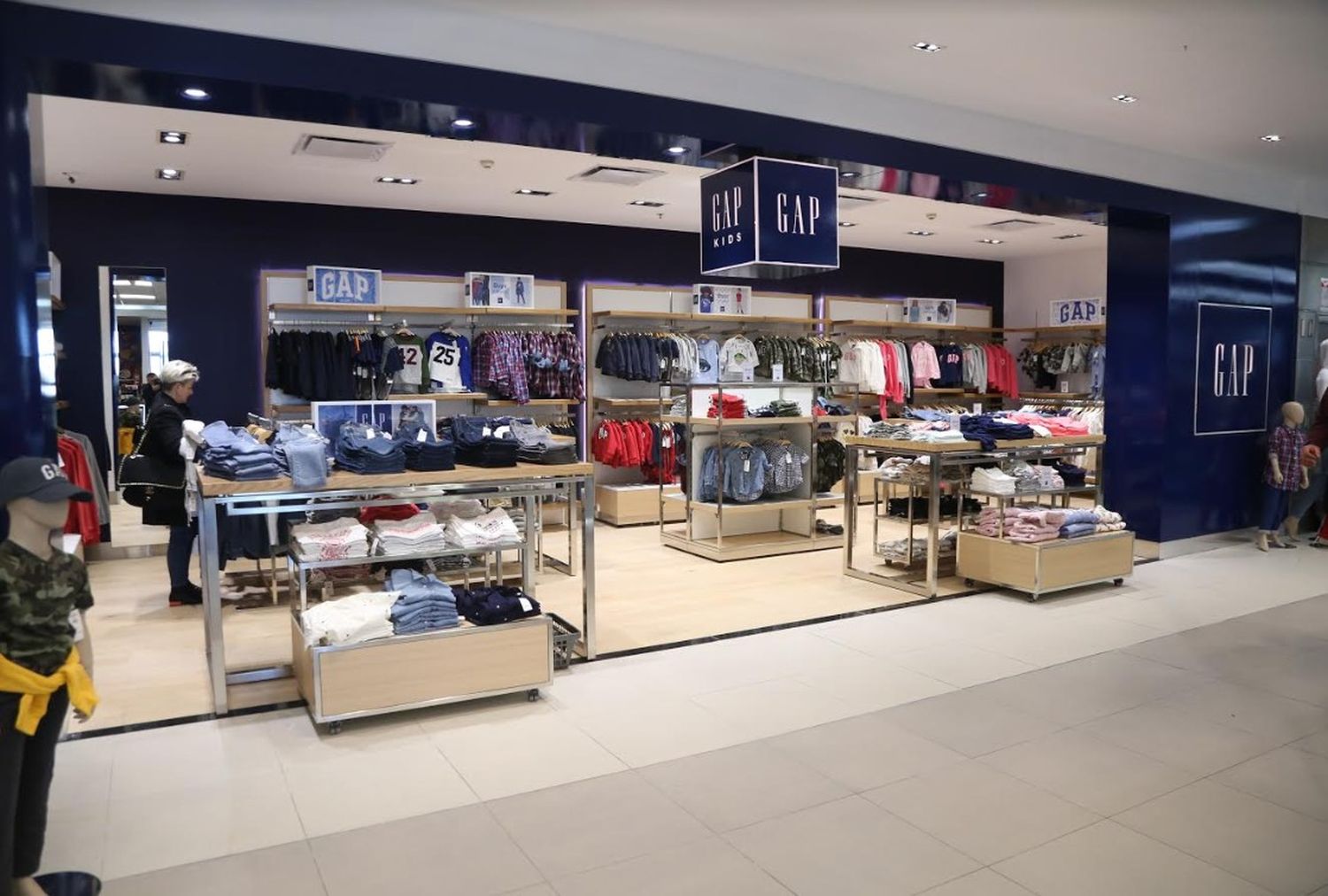 El primer GAP Store de Argentina abrió sus puertas en el Aeroparque Jorge Newbery