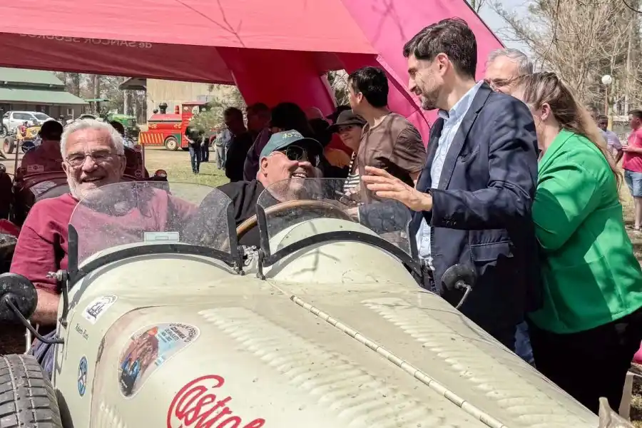 EL gobernador en la largada del Gran Premio Argentino de Baquets,