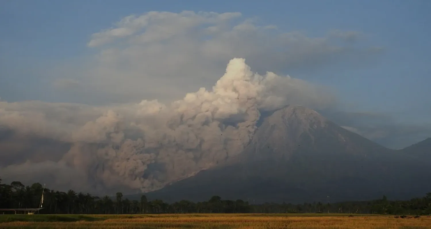 Alerta máxima: 2.000 evacuados por la erupción de un volcán en Indonesia