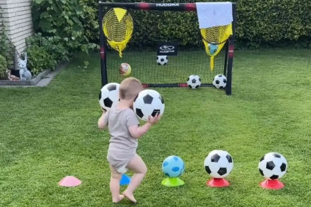 Bebé futbolista.