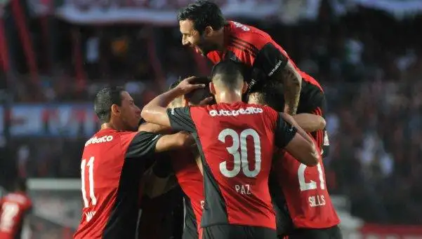 Newell’s gritó sobre la hora en Santa Fe y se arrimó a la punta