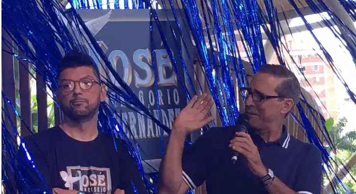 Rolando Padilla con el director de la pieza sobre José Gregorio. Foto CL