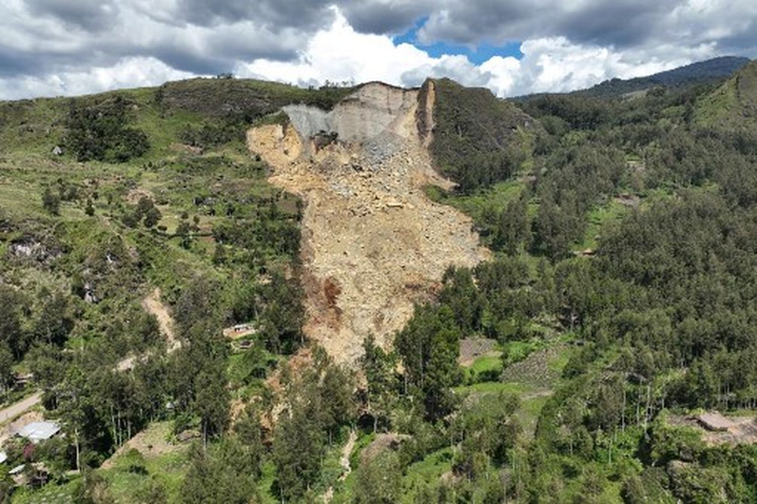 DESLIZAMIENTO DE TIERRA arrasa una aldea en Papúa Nueva Guinea: al menos 2.000 personas sepultadas