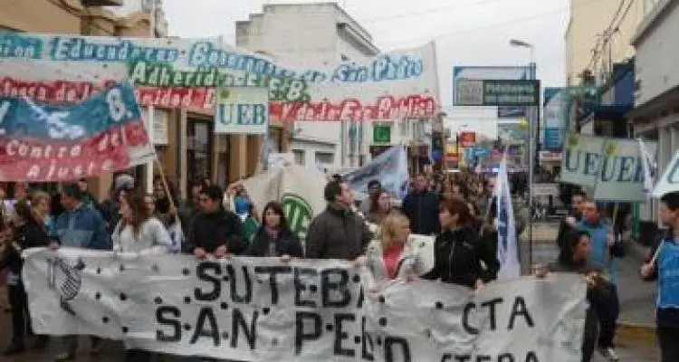 Protesta de docentes y estatales en Plaza Belgrano