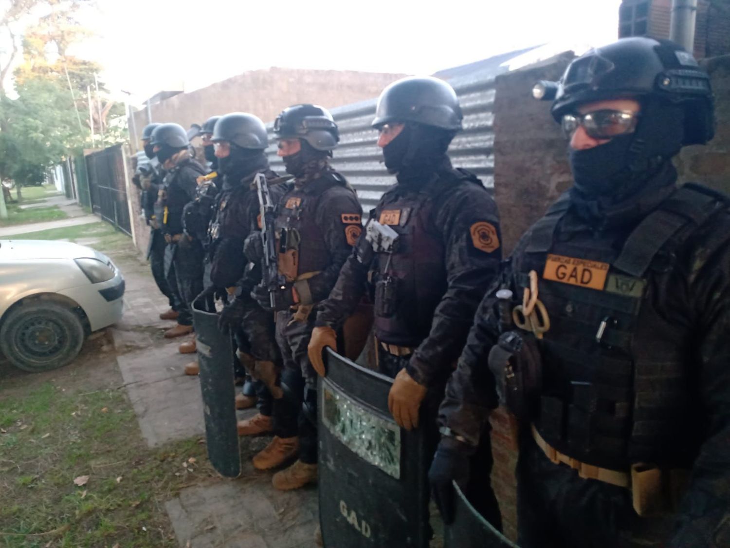 Detienen a dos hermanos que amenazaron y golpearon con un hierro a tres hombres