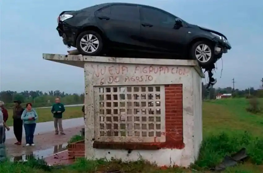 Insólito: un auto voló y quedó estacionado sobre una garita de colectivo