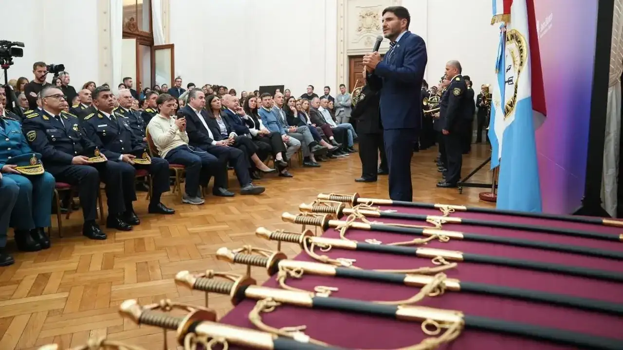 Pullaro reconoció a 88 policías reincorporados y lanzó una nueva convocatoria en Santa Fe - 2
