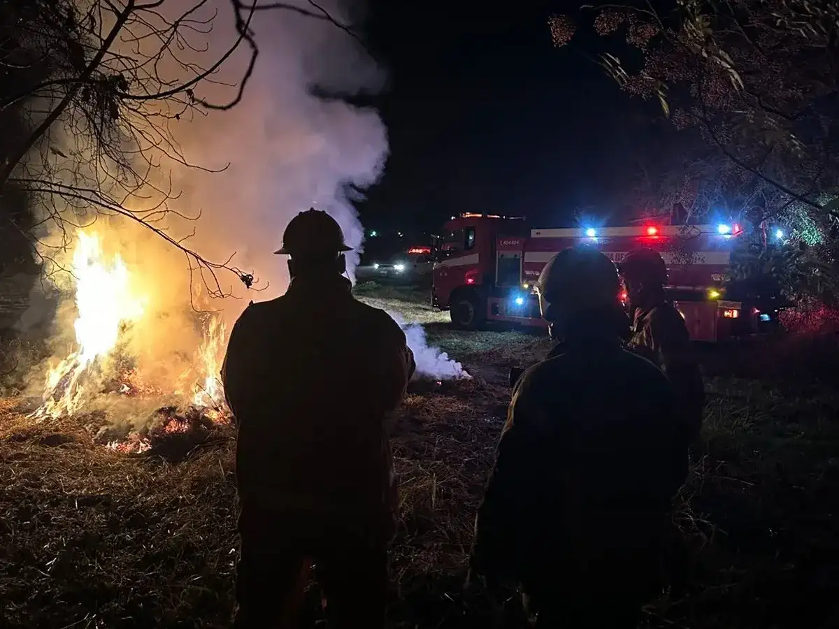 Bomberos controlaron el incendio de rollos en un predio de Morteros - 1