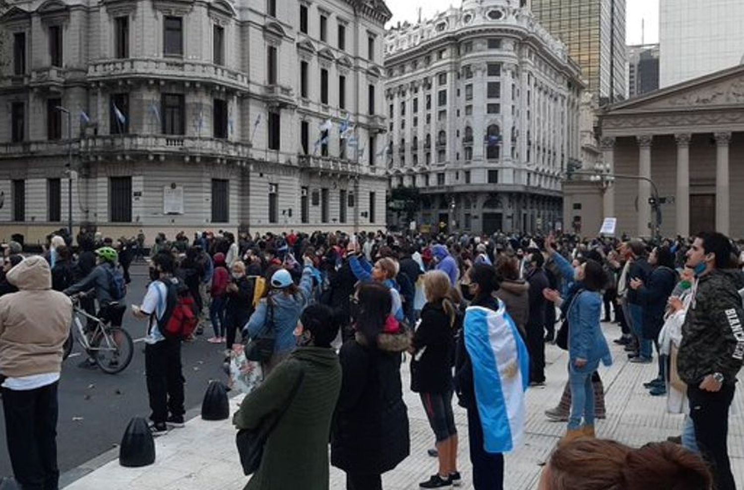 Insólita marcha en Plaza de Mayo bajo la consigna ‘’la pandemia es falsa’’