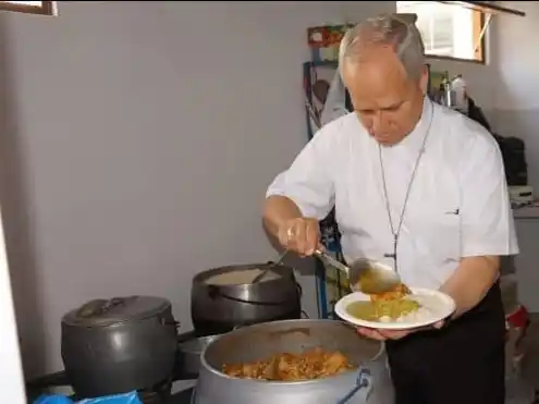 Robert Prevost, antes de ser Papa León XIV, sirviendo comida en una parroquia de Perú. Un gesto sencillo que resume su estilo: cercano, humilde y siempre al servicio.