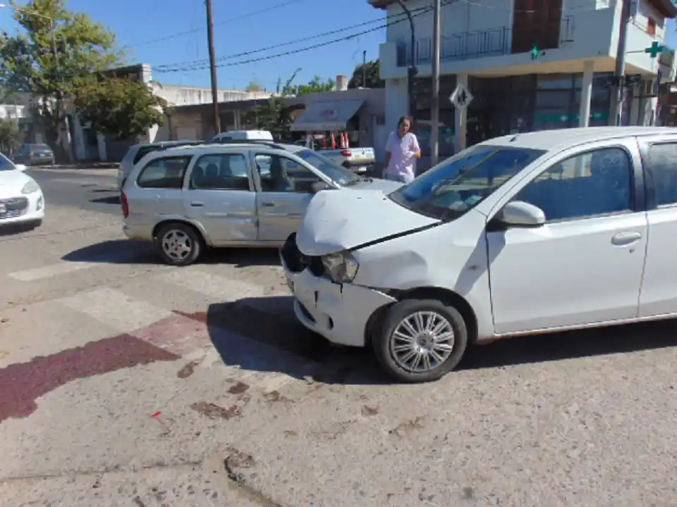 Venado Tuerto: choque entre dos autos sobre avenida Santa Fe