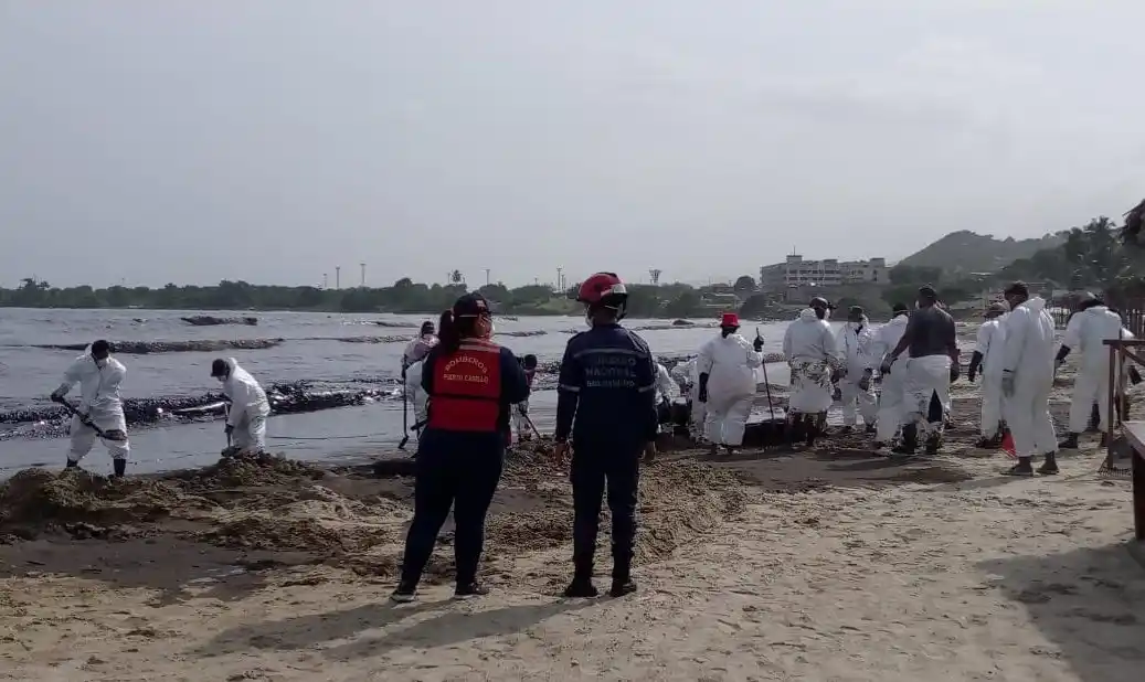 ¡OTRA VEZ! Derrame petrolero en El Palito afecta las costas de Carabobo