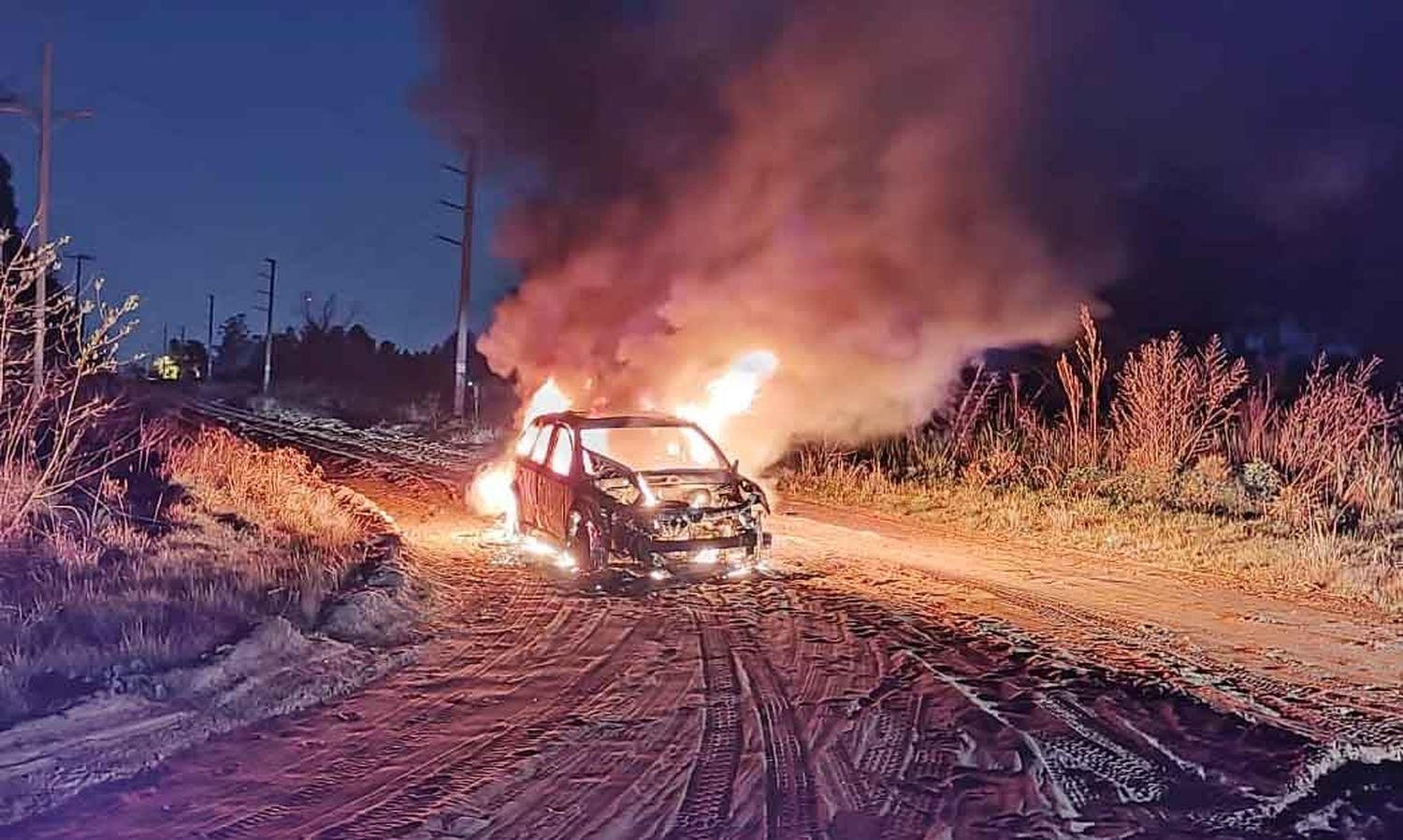 Incendio de vehículo por posible falla mecánica