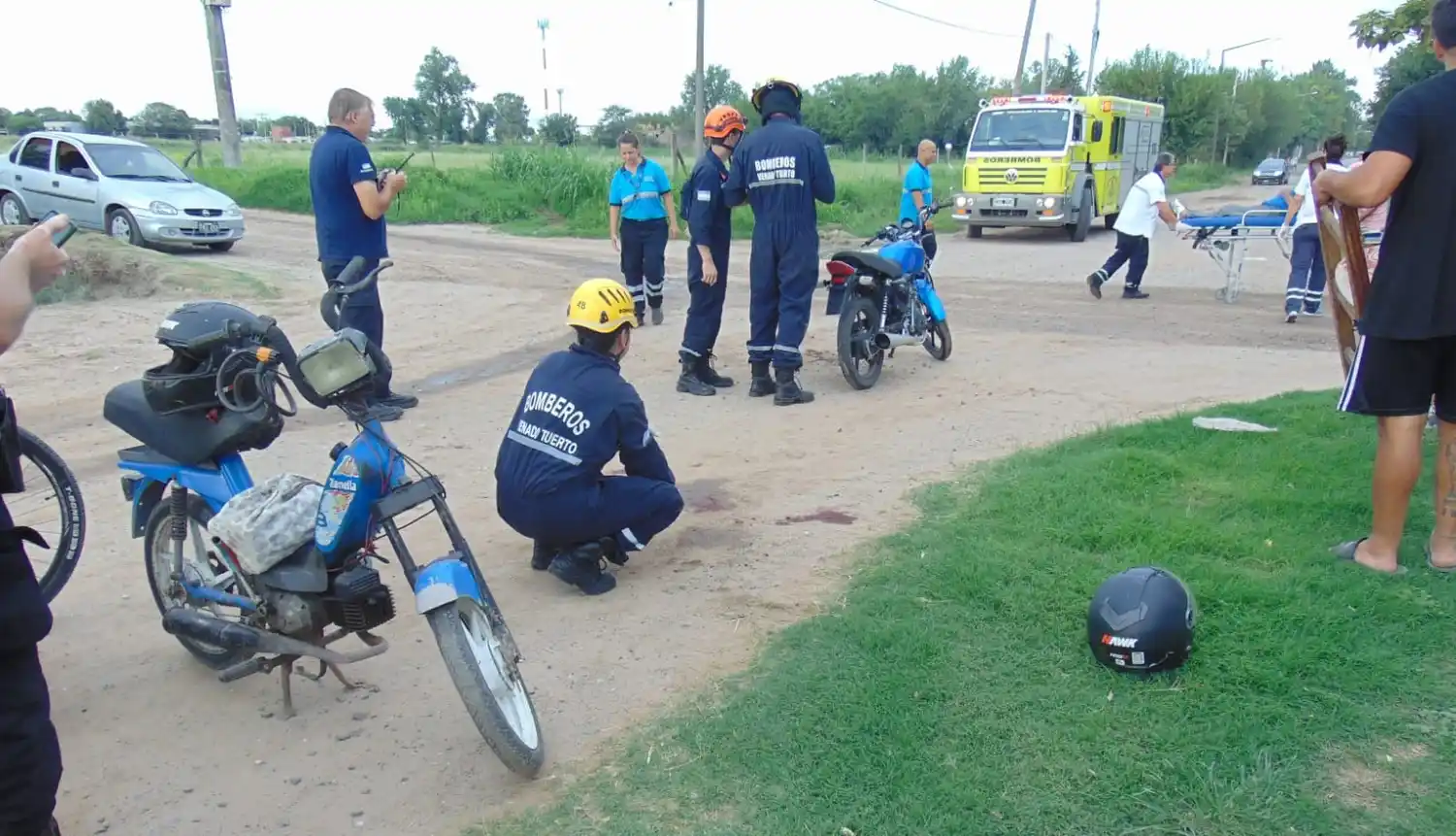 En esquina de 26 de Abril y Brown colisionaron dos motos. Crédito: Bomberos de Venado Tuerto.