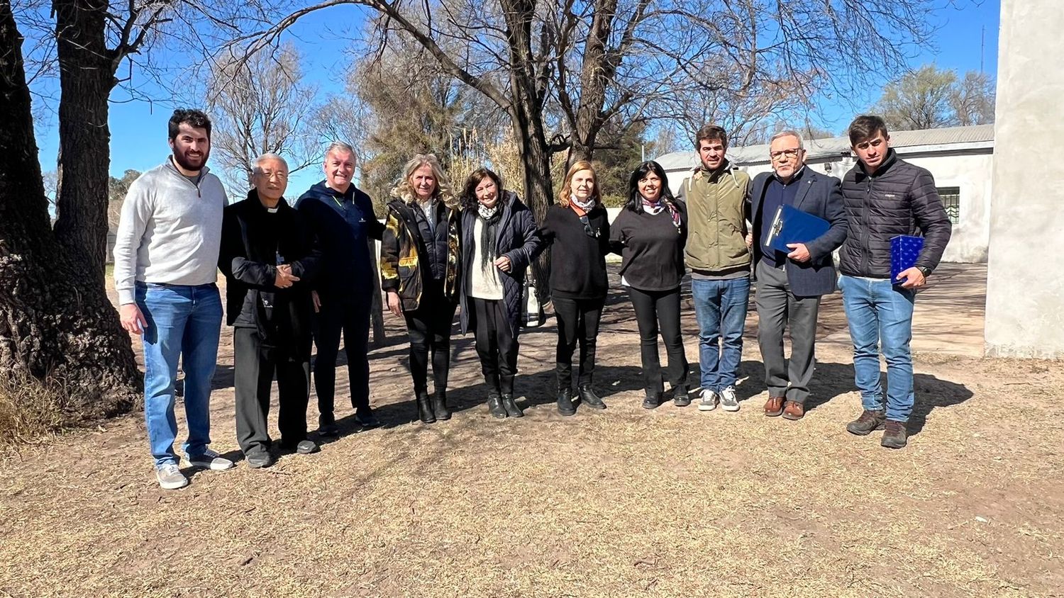 La familia Carballeira junto a las autoridades del establecimiento educativo.