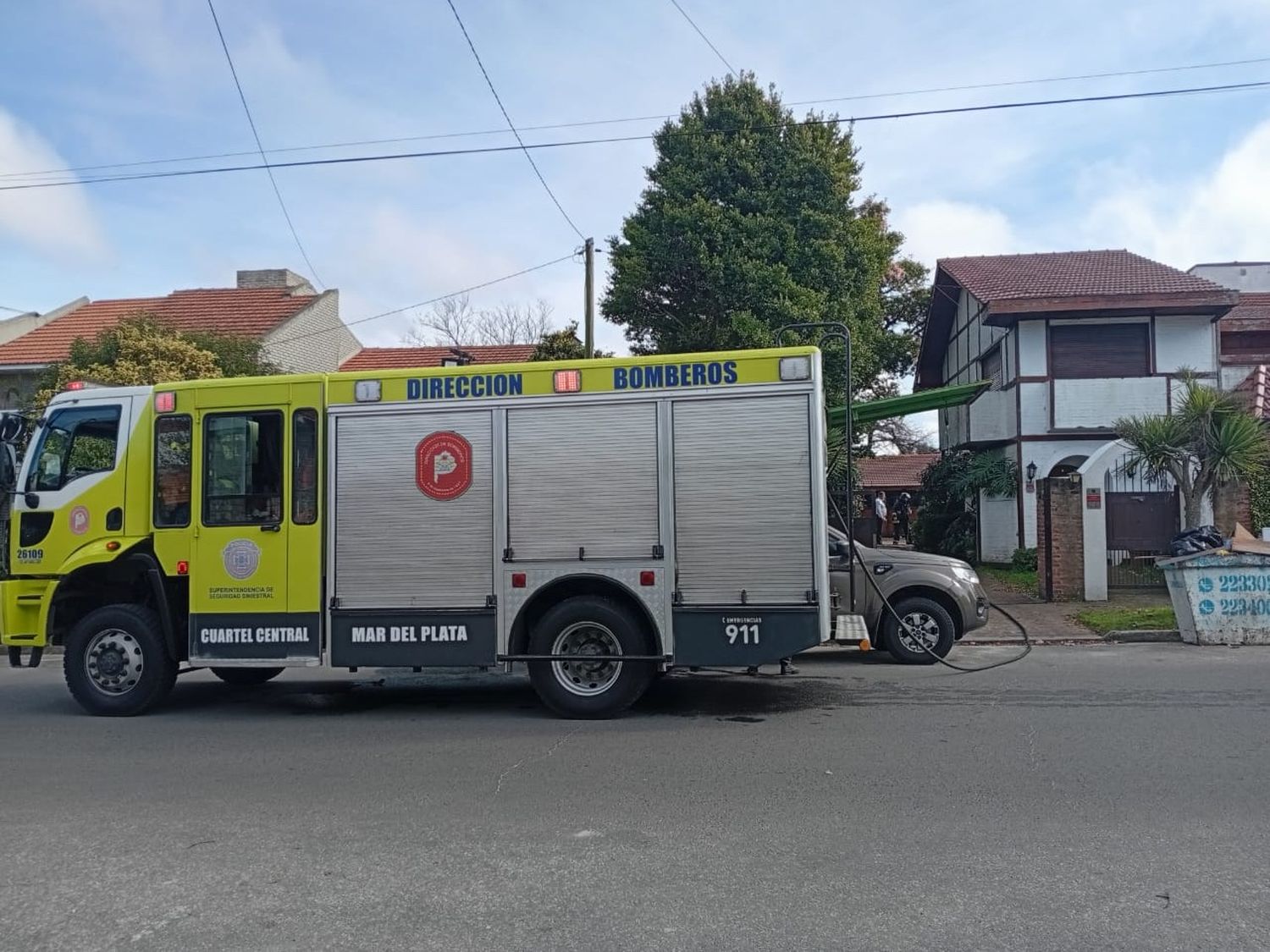 Personal de bomberos intervino rápidamente y logró controlar el fuego para evitar que se propague al resto del inmueble.