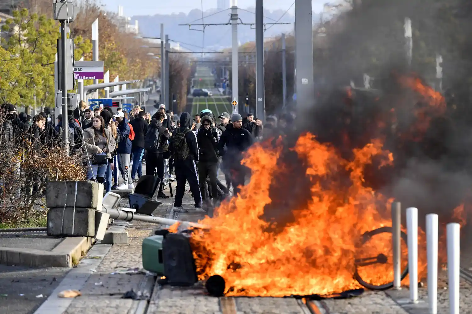 Macron efectuó un llamado a la “calma” y anuló el impuesto a los combustibles