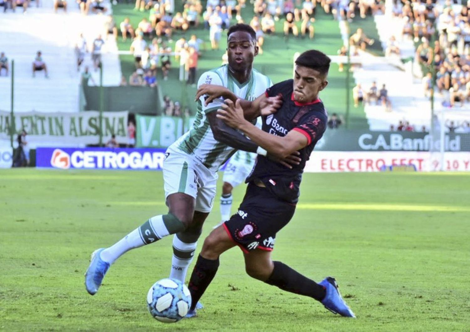 Huracán, en franca mejoría goleó al disminuido Banfield