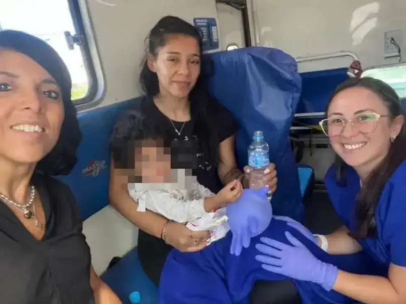 La niña de dos años junto a su madre, luego de ser rescatada.