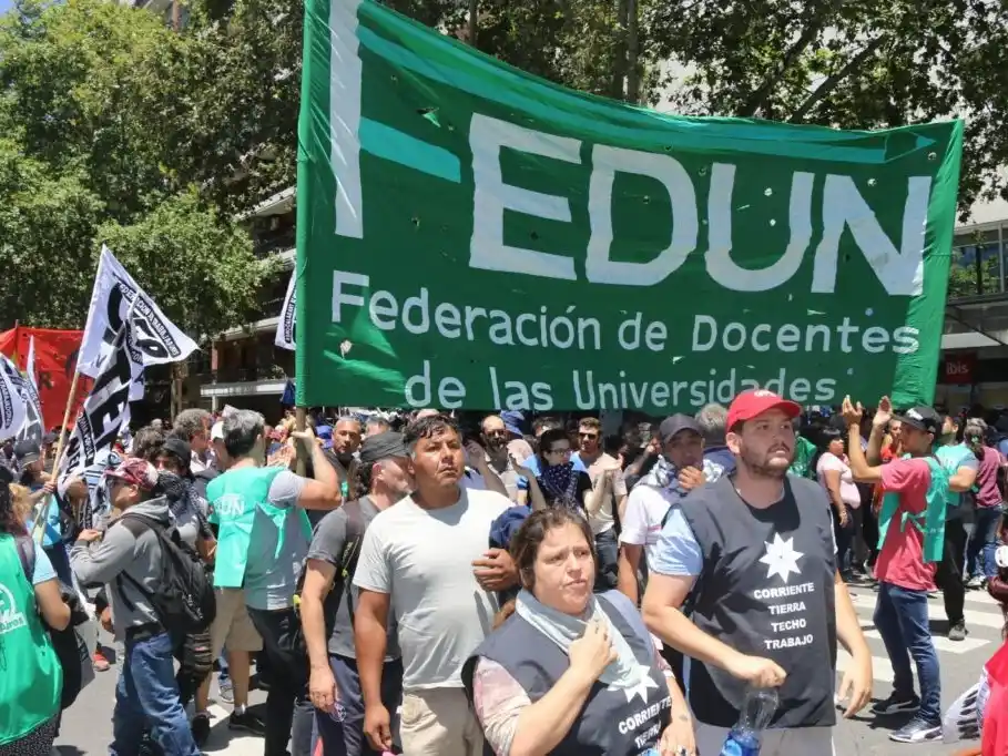 Más de un 50%. Es lo que deberían percibir de aumento salarial los docentes universitarios, para recuperar el poder adquisitivo.