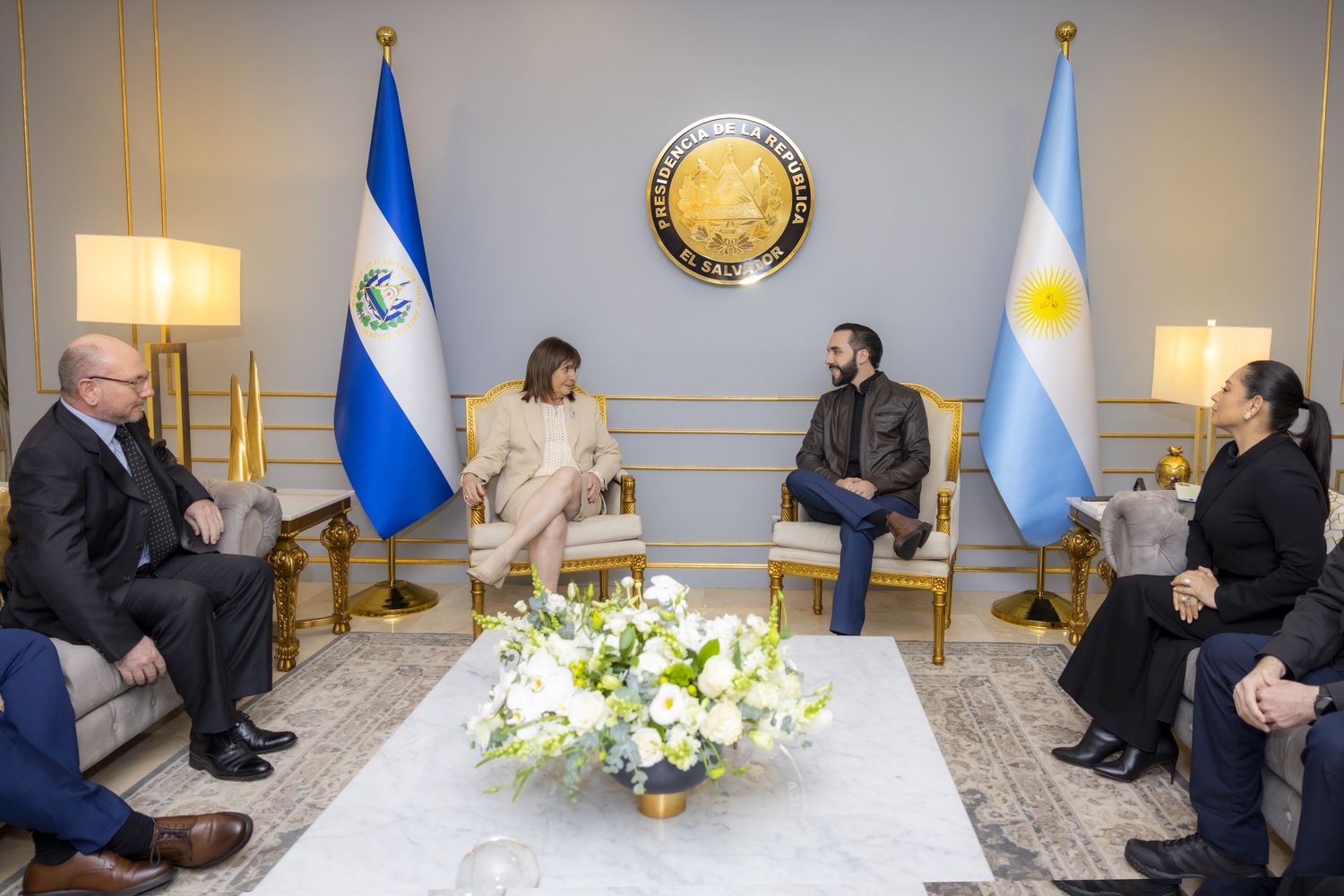 Bullrich fue recibida por Bukele.