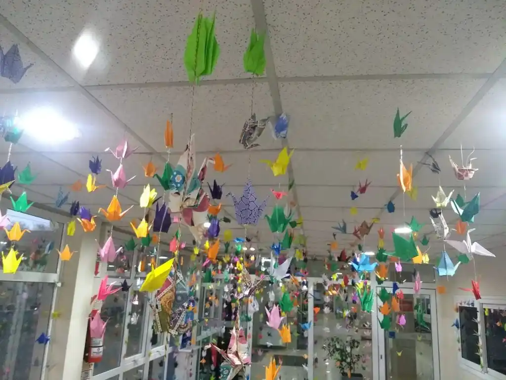 El jardín Salta Violeta instaló mil grullas en el  Hospital para agasajar a los niños