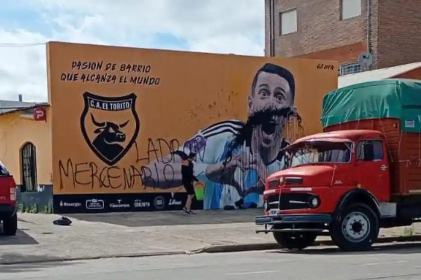 Mural de Di María vandalizado.